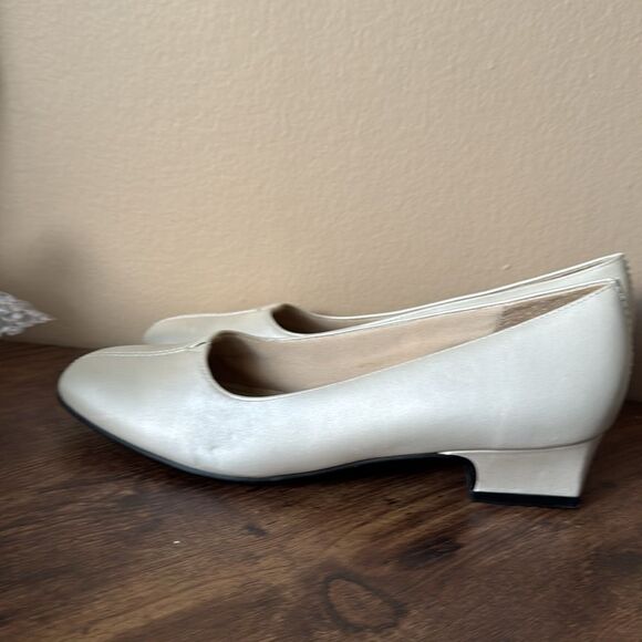 Trotters Elegant Cream heels size 7.5 N - Picture 3 of 11